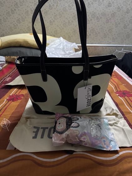 กระเป๋า rally city tote bag พร้อมฟรี la bubu รูปที่ 2
