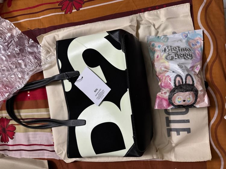 กระเป๋า rally city tote bag พร้อมฟรี la bubu