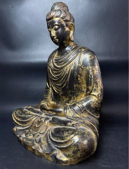 พระพุทธรูปในภาพมีลักษณะทางพุทธศิลป์ที่โดดเด่นของ  พระอมิตาภพุทธะ รูปที่ 3