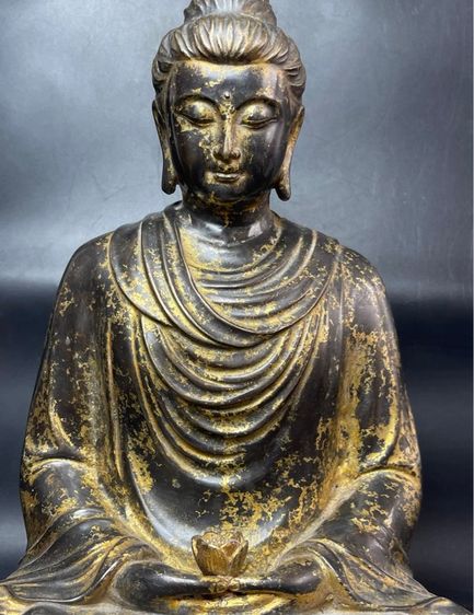 พระพุทธรูปในภาพมีลักษณะทางพุทธศิลป์ที่โดดเด่นของ  พระอมิตาภพุทธะ รูปที่ 2