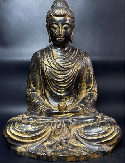 พระพุทธรูปในภาพมีลักษณะทางพุทธศิลป์ที่โดดเด่นของ  พระอมิตาภพุทธะ รูปที่ 4