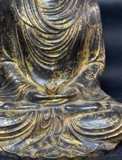 พระพุทธรูปในภาพมีลักษณะทางพุทธศิลป์ที่โดดเด่นของ  พระอมิตาภพุทธะ รูปที่ 5