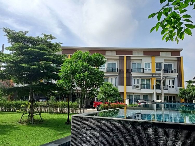 ตกแต่งครบ ให้เช่าหรือขายทาวน์โฮม 3 ชั้น (บ้านใหม่ บ้านใหญ่) โครงการสุวรรณภูมิทาวน์ หัวตะเข้ ซอยลาดกระบัง 54-3 ติดถนน ใกล้สนามบินสุวรรณภูมิ รูปที่ 2