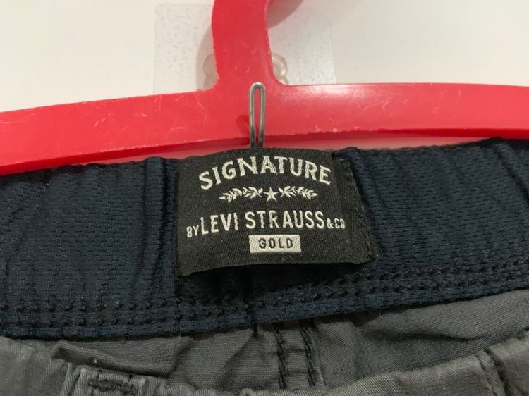 กางเกง SIGNATURE by LEVI แท้ 💯 size 74 cm เอวจริง 31-34 ใส่ได้ยาว 39 นิ้ว ปลายขา 7 นิ้ว สภาพดีสีเทา ดีเทลกระเป๋าข้างสวยยืดหยุ่นดีครับ รูปที่ 3