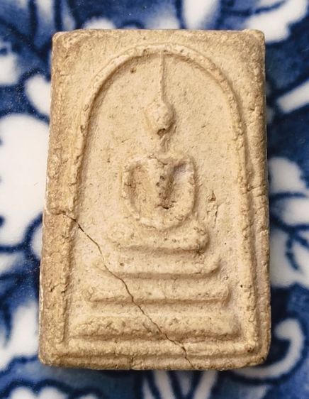 พระผงสมเด็จหลวงปู่ทิม วัดไร่วารีเนื้อดำค่ะ