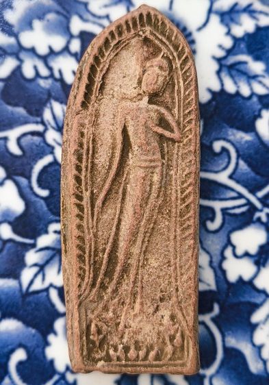 พระกรุเนื้อดินพิมพ์พระลีลาวัดถ้ำหีบเก่าค่ะ