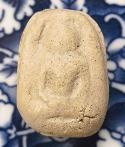 พระเนื้อว่านหลวงปู่ทวดพิมพ์พระรอดเนื้อแห้งเก่าค่ะ