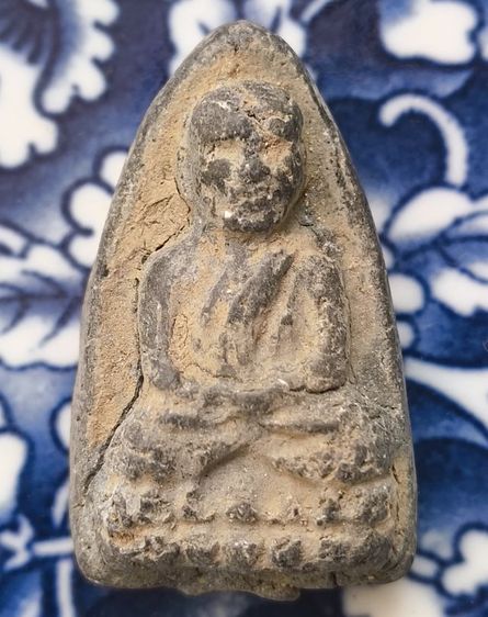 พระเนื้อว่านหลวงปู่ทวดพิมพ์พระรอดเนื้อแห้งเก่าค่ะ