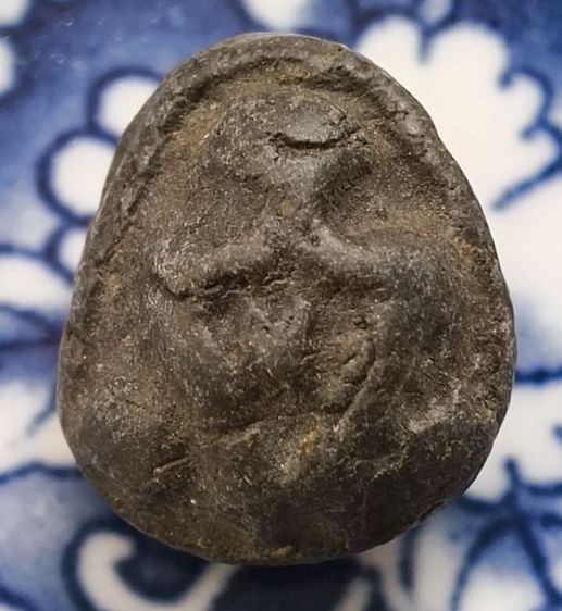 พระปิดตาเนื้อผงตลุกรักเกจิเก่าค่ะ