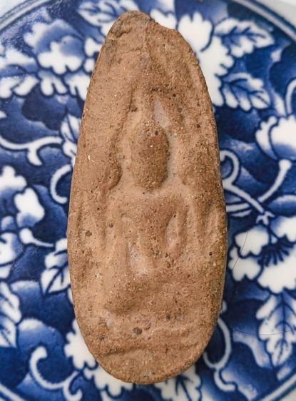 พระกรุพิมพ์พระขุนแผนไขผ่าซีดเนื้อดินเก่าค่ะ