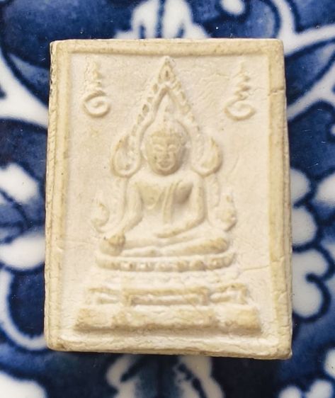 พระเกจิเนื้อผงพิมพ์พระชินราชหลวงพ่อฤาษีลิงดำแห้งเก่าค่ะ