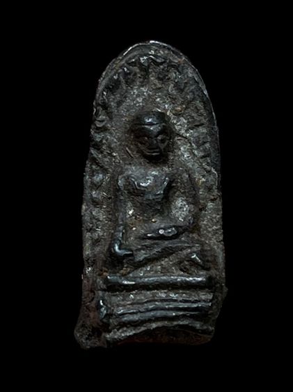 พระรอดเนื้อดินสีดำกรุมหาวันลำพูน