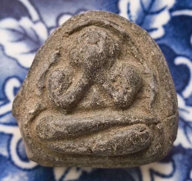 พระผงพิมพ์ปิดตาเนื้อผงคลุกรักเก่าค่ะ