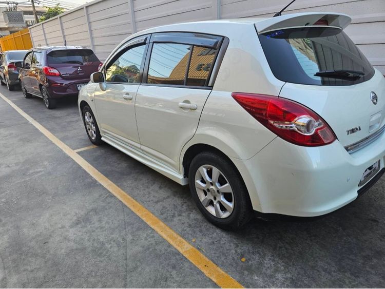 Nissan Tiida 2011 1.8 G Sedan เบนซิน ไม่ติดแก๊ส เกียร์อัตโนมัติ ขาว รูปที่ 4