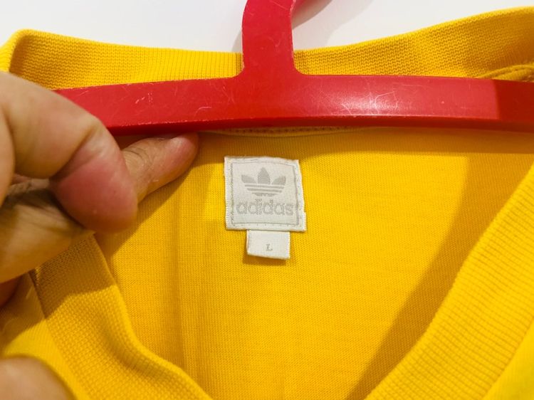เสื้อยืด ADIDAS แท้ 💯 size L วัดจริงขนาด อก 21 ยาว 27 นิ้ว สภาพดีมาก สีเหลืองสด ดีเทลสวย ทรงสวย รายละเอียดดีมาก หายากน่าสะสมครับ รูปที่ 3
