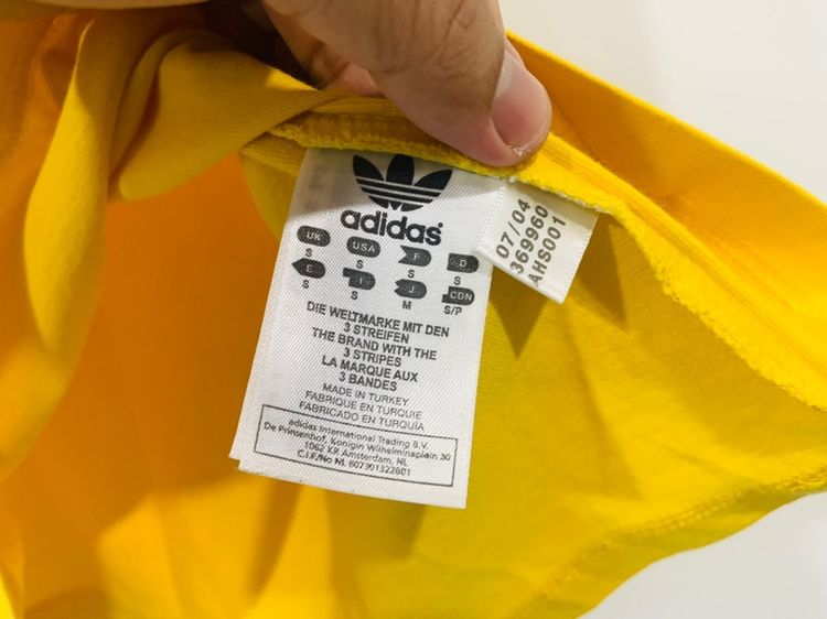 เสื้อยืด ADIDAS แท้ 💯 size L วัดจริงขนาด อก 21 ยาว 27 นิ้ว สภาพดีมาก สีเหลืองสด ดีเทลสวย ทรงสวย รายละเอียดดีมาก หายากน่าสะสมครับ รูปที่ 4