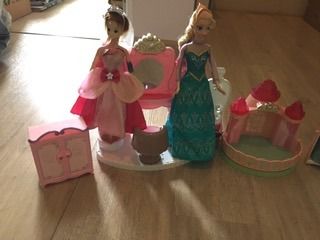 4 Dolls and Barbie Dream Closet Toy Playset with Blonde Fashion Doll