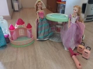 4 Dolls and Barbie Dream Closet Toy Playset with Blonde Fashion Doll รูปที่ 3