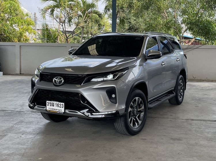 รถ Toyota Fortuner 2.4 G สี บรอนซ์เงิน