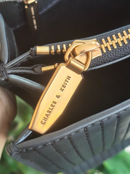 กระเป๋า Charles Keith สีดำ อะไหล่ทอง มือสอง ห้อยป้าย ใหม่มาก ส่งฟรี รูปที่ 14