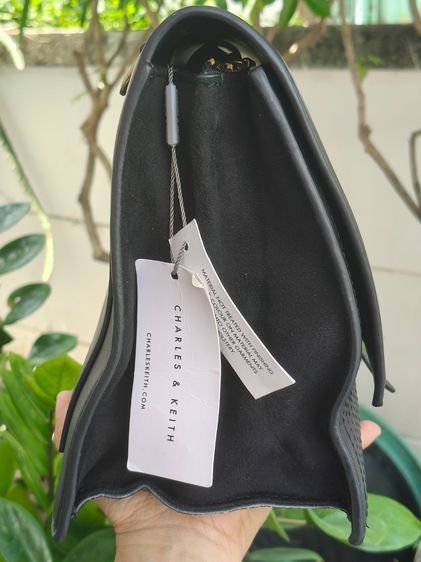 กระเป๋า Charles Keith สีดำ อะไหล่ทอง มือสอง ห้อยป้าย ใหม่มาก ส่งฟรี รูปที่ 12