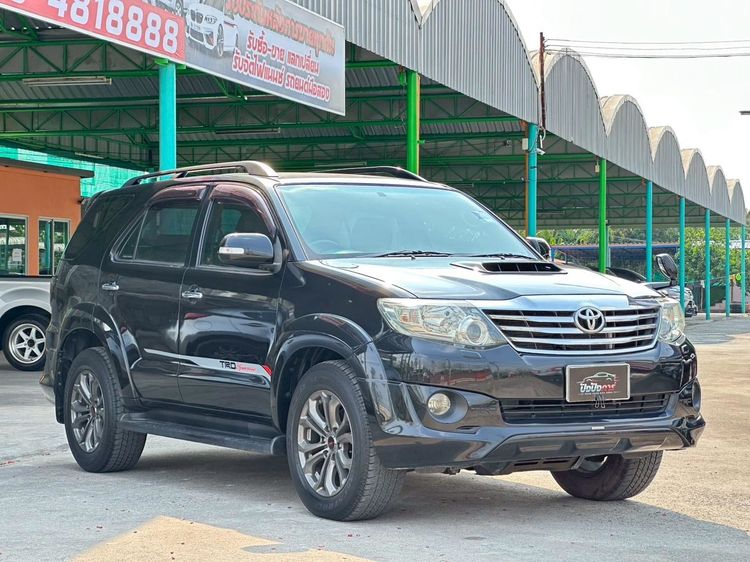 รถ Toyota Fortuner 3.0 TRD Sportivo 4WD สี ดำ
