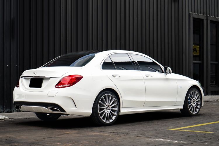 Mercedes-Benz C-Class 2017 C350 Sedan ปลั๊กอินไฮบริด (PHEV) เกียร์อัตโนมัติ ขาว รูปที่ 3
