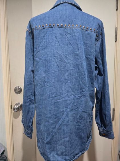 ZARA เสื้อโอเวอร์เชิ้ตยีนส์แต่งหมุดมือสอง รูปที่ 5
