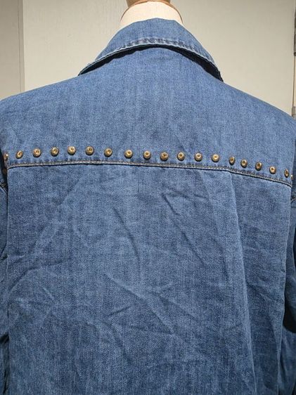 ZARA เสื้อโอเวอร์เชิ้ตยีนส์แต่งหมุดมือสอง รูปที่ 6