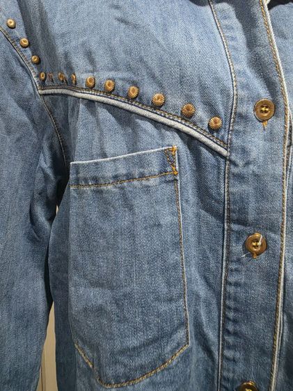 ZARA เสื้อโอเวอร์เชิ้ตยีนส์แต่งหมุดมือสอง รูปที่ 4