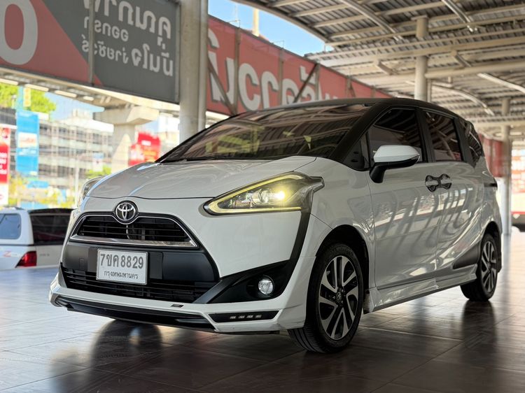 รถ Toyota Sienta 1.5 V สี ขาว