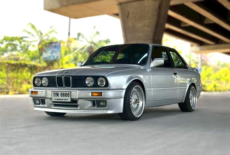 รถ BMW Series 3 318i สี เทา
