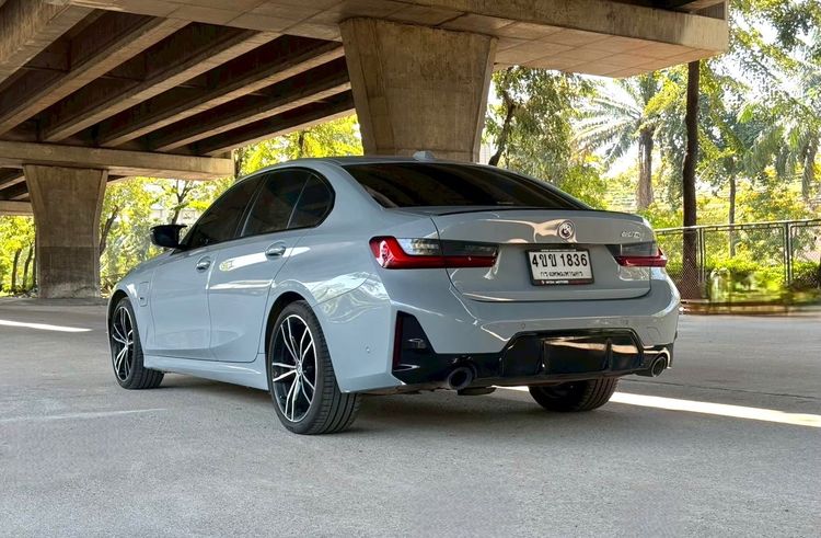 BMW Series 3 2023 330e Sedan ปลั๊กอินไฮบริด (PHEV) ไม่ติดแก๊ส เกียร์อัตโนมัติ เทา รูปที่ 4