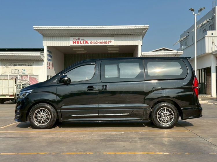 Hyundai H-1  2022 2.5 Deluxe Van ดีเซล ไม่ติดแก๊ส เกียร์อัตโนมัติ ดำ รูปที่ 4
