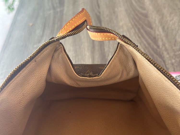 เป๋าเครื่องสำอางค์ LV รูปที่ 18