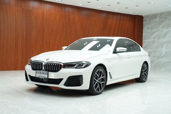 BMW Series 5 2022 530e Sedan ไฮบริด เกียร์อัตโนมัติ ขาว รูปที่ 3