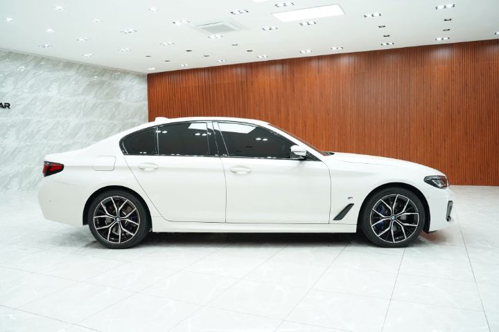 BMW Series 5 2022 530e Sedan ไฮบริด เกียร์อัตโนมัติ ขาว รูปที่ 4