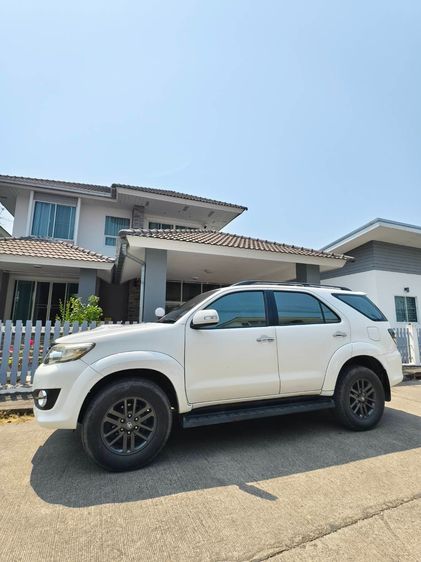 รถ Toyota Fortuner 2.4 G สี ขาว