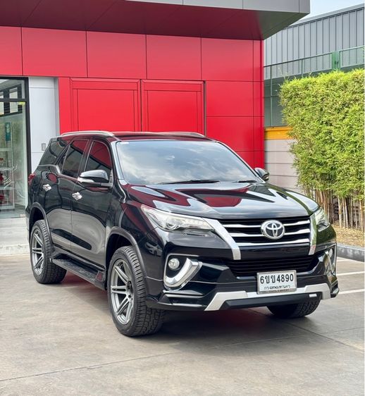รถ Toyota Fortuner 2.4 V สี ดำ