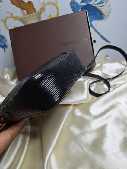 Louis Vuitton Black Epi Leather Danube Bag✅️ รูปที่ 4