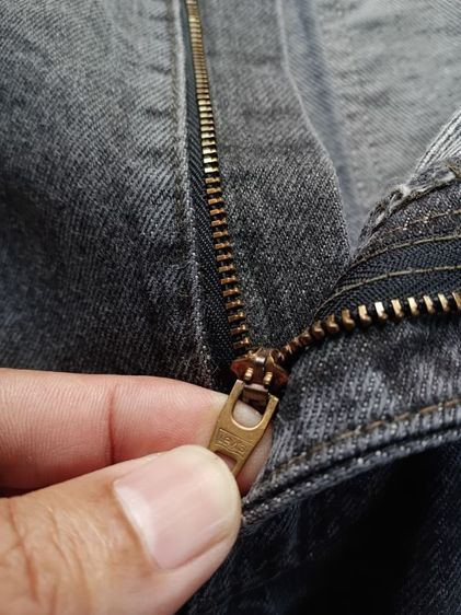 Levi's 505  ก้านดำ
MADE  IN  U.S.A.
เอววัดจริง 37-38  รูปที่ 8