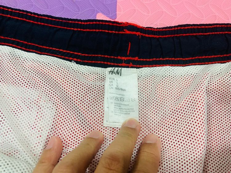 กางเกงขาสั้น H M แท้ 💯 size L เอว 31-36 ใส่ได้ ยาว 17 สภาพใหม่มาก สีสดแดงสด ดีเทลสวย ตัดเย็บดีมาก เนื้อผ้าดีมาก หายากน่าสะสมครับ รูปที่ 2