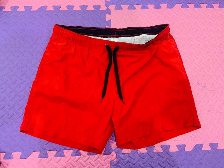 ไม่มีแขน อื่นๆ กางเกงขาสั้น H M แท้ 💯 size L เอว 31-36 ใส่ได้ ยาว 17 สภาพใหม่มาก สีสดแดงสด ดีเทลสวย ตัดเย็บดีมาก เนื้อผ้าดีมาก หายากน่าสะสมครับ