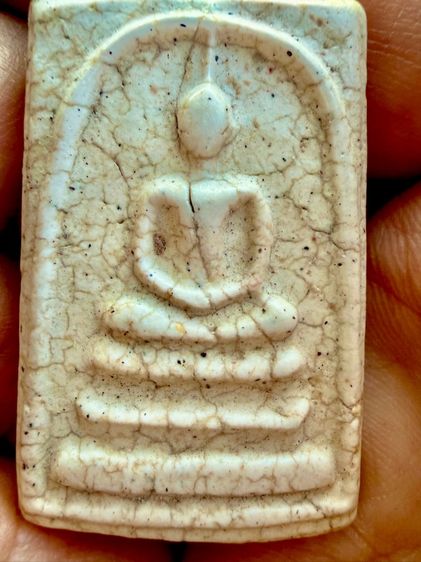 พระสมเด็จวัดระฆังพิมพ์ใหญ่เนื้อขาวปูนเปลือกหอย เเตกลายเก่าๆเเกร่งหนืบนุ่น เนียนตาเหมือนพระเปียกน้ำอยู่เสมอ  เป็นพิมพ์นิยมสุด