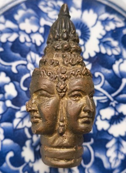 พระหล่อหลวงพ่อเงินเนื้อโลหะเก่าค่ะ