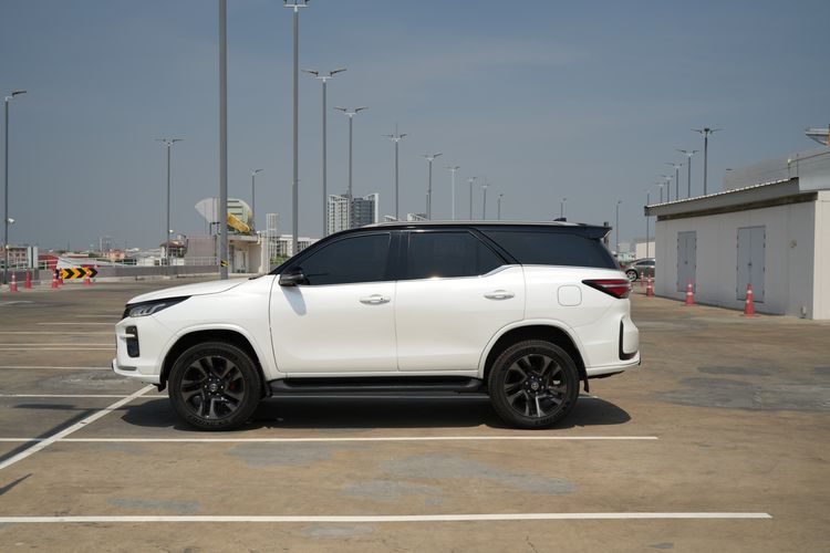 Toyota Fortuner 2024 2.8 GR Sport Sport Black Top 4WD Utility-car ดีเซล ไม่ติดแก๊ส เกียร์อัตโนมัติ ขาว รูปที่ 2