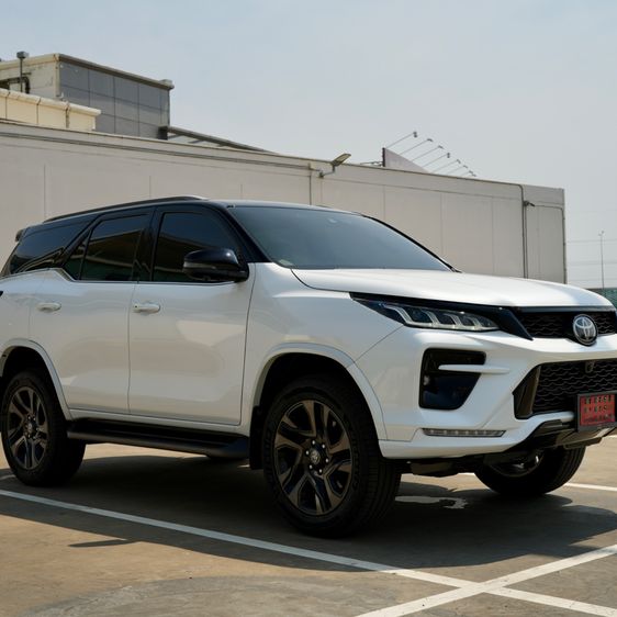 รถ Toyota Fortuner 2.8 GR Sport Sport Black Top 4WD สี ขาว