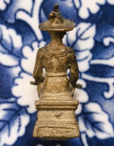 พระรูปหล่อพระเจ้าตากสินนั่งบัลลังก์ค่ะ รูปที่ 2