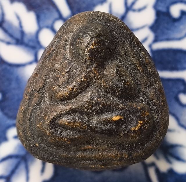 พระปิดตาเนื้อผงคลุกรักหลวงปู่ไข่ วัดเชิงเลนค่ะ