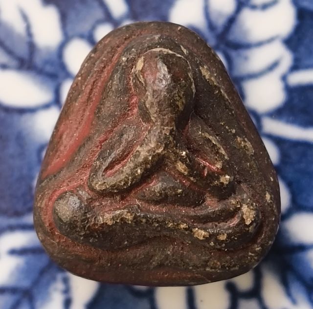 พระปิดตาเนื้อผงคลุกรักหลวงปู่ไข่ วัดเชิงเลนค่ะ